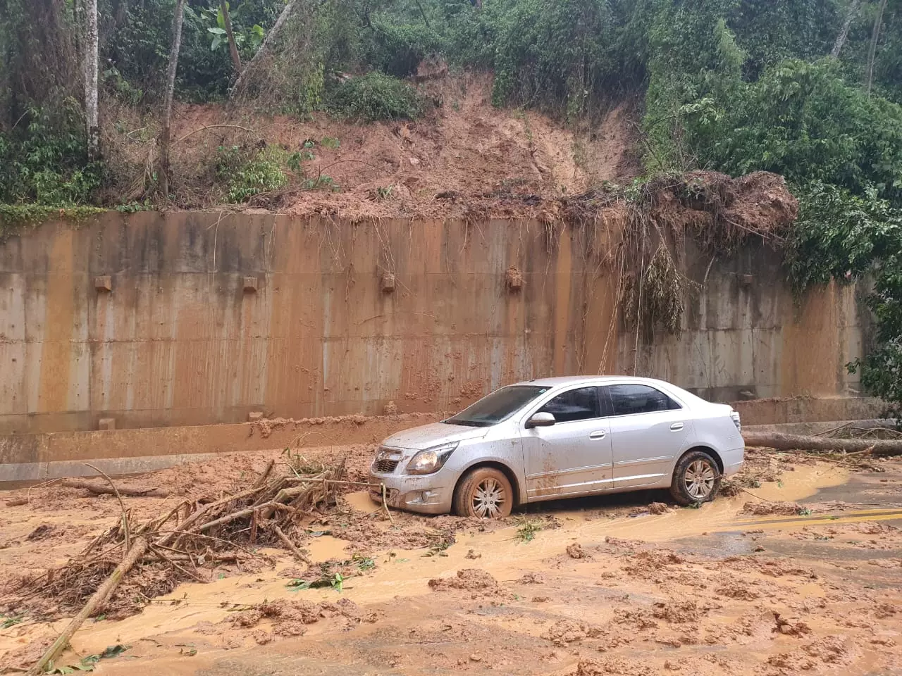 Queda de barreira causa interdição na Serra de Corupá